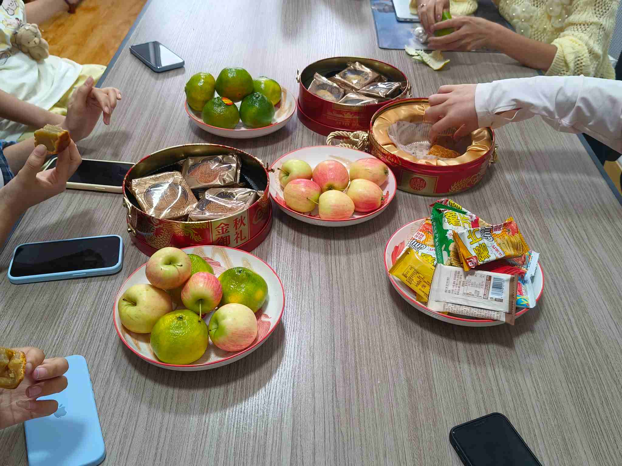 Zemeiia एक न्यानो दिउँसो चिया समात्छ